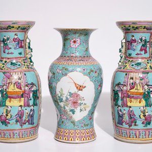 Une paire de vases, 19ème, et un vase, marque de Qianlong, 20ème, en porcelaine de Chine famille rose sur fond turquoise — photo 1