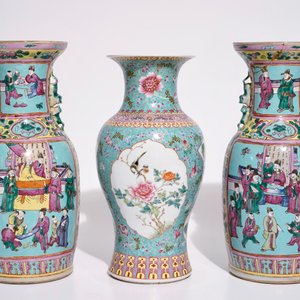 Une paire de vases, 19ème, et un vase, marque de Qianlong, 20ème, en porcelaine de Chine famille rose sur fond turquoise — photo 3