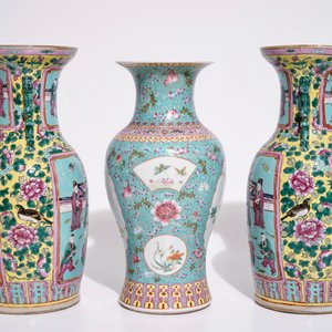 Une paire de vases, 19ème, et un vase, marque de Qianlong, 20ème, en porcelaine de Chine famille rose sur fond turquoise — photo 4