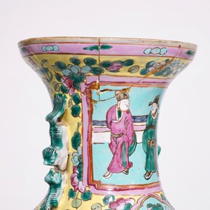 Une paire de vases, 19ème, et un vase, marque de Qianlong, 20ème, en porcelaine de Chine famille rose sur fond turquoise — photo 7