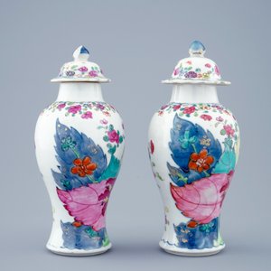 Une paire de vases à décor "feuille de tabac" en porcelaine de Chine famille rose, Qianlong, 18ème — photo 2