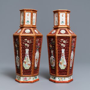 Une paire de vases à double parois en porcelaine de Chine famille rose, Yongzheng — photo 1