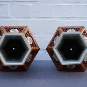 Une paire de vases à double parois en porcelaine de Chine famille rose, Yongzheng — photo 13