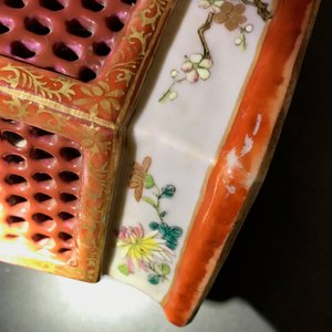 Une paire de vases à double parois en porcelaine de Chine famille rose, Yongzheng — photo 18