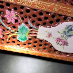 Une paire de vases à double parois en porcelaine de Chine famille rose, Yongzheng — photo 21