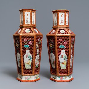 Une paire de vases à double parois en porcelaine de Chine famille rose, Yongzheng — photo 3