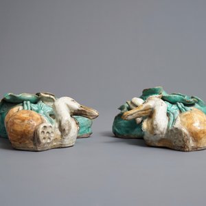 Une paire de vases à suspendre en grès émaillé de Shiwan, Chine, 19ème — photo 3
