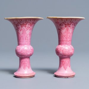Une paire de vases à suspendre en porcelaine de Chine famille rose, Qianlong — photo 1