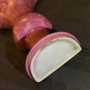 Une paire de vases à suspendre en porcelaine de Chine famille rose, Qianlong — photo 14