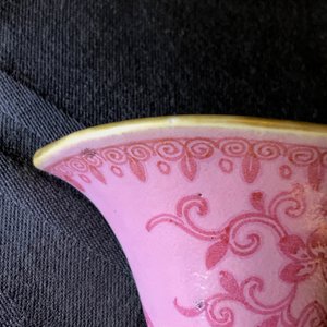 Une paire de vases à suspendre en porcelaine de Chine famille rose, Qianlong — photo 7