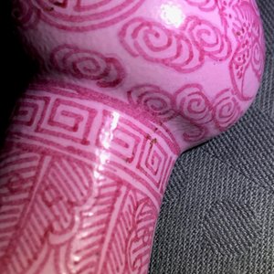 Une paire de vases à suspendre en porcelaine de Chine famille rose, Qianlong — photo 9