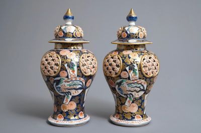 Une paire de vases ajourés à double parois de style Imari, Samson, Paris, 19ème
