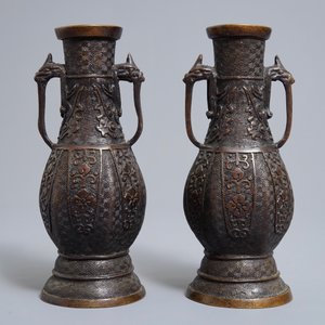 Une paire de vases archaïques en bronze, Chine, 19ème — photo 3