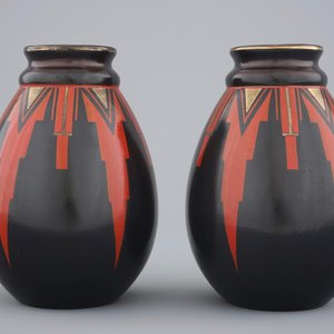 Une paire de vases art deco géométriques, Saint-Ghislain, Belgique, vers 1930 — photo 1