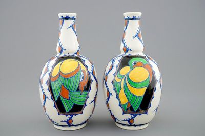 Une paire de vases au décor de perroquets de Charles Catteau pour Boch Kéramis, 1ère moitié du 20ème