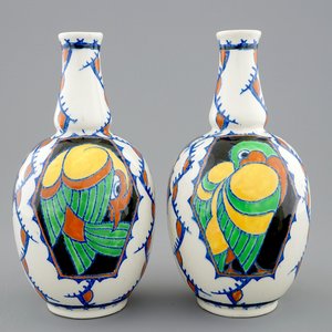 Une paire de vases au décor de perroquets de Charles Catteau pour Boch Kéramis, 1ère moitié du 20ème — photo 1