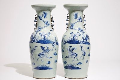 Une paire de vases aux grues en porcelaine de Chine en bleu et blanc sur fond céladon, 19ème