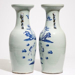 Une paire de vases aux grues en porcelaine de Chine en bleu et blanc sur fond céladon, 19ème — photo 2