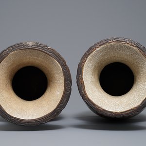 Une paire de vases aux guerriers en grès de Nankin, Chine, 19ème — photo 6
