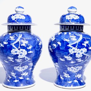 Une paire de vases balustres et leur couvercle en porcelaine de Chine bleu et blanc, 19ème — photo 3