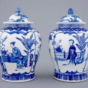 Une paire de vases balustres et leur couvercle en porcelaine de Chine bleu et blanc, 19ème — photo 1