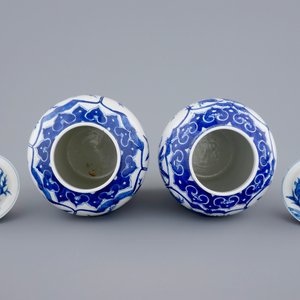 Une paire de vases balustres et leur couvercle en porcelaine de Chine bleu et blanc, 19ème — photo 5
