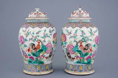 Une paire de vases balustres et leur couvercle en porcelaine de Chine famille rose, 19ème
