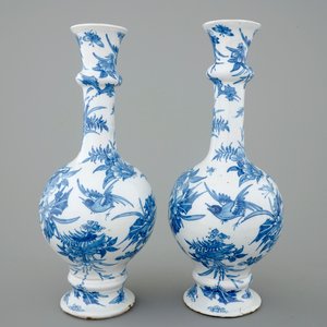 Une paire de vases bouteille en faïence de Delft, 17ème — photo 2