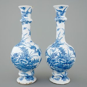 Une paire de vases bouteille en faïence de Delft, 17ème — photo 3