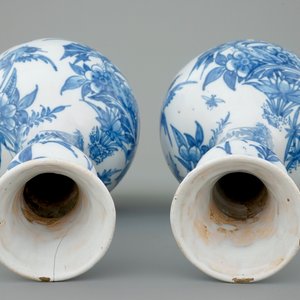 Une paire de vases bouteille en faïence de Delft, 17ème — photo 5