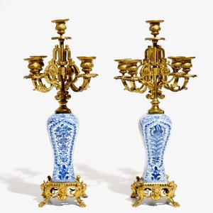 Une paire de vases candélabres en porcelaine de Chine bleu et blanc et bronze doré, Kangxi — photo 3