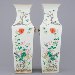 Une paire de vases carrés en porcelaine de Chine famille rose, 19ème — photo 1