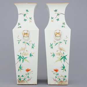 Une paire de vases carrés en porcelaine de Chine famille rose, 19ème — photo 2