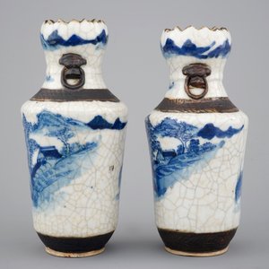 Une paire de vases chinois aux paysages bleu et blanc, 19ème — photo 2