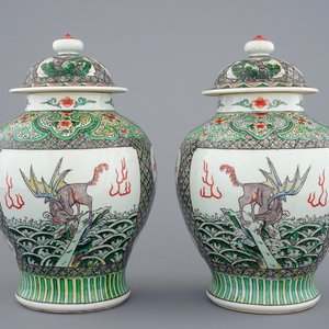 Une paire de vases chinois en porcelaine de Chine famille verte, 19/20ème — photo 1