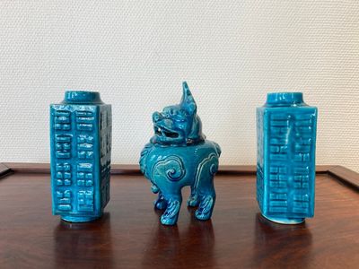 Une paire de vases cong en porcelaine de Chine en turquoise monochrome et un brûle-parfum en forme de luduan, 19/20ème — photo 1