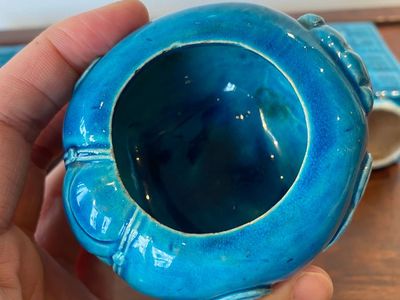 Une paire de vases cong en porcelaine de Chine en turquoise monochrome et un brûle-parfum en forme de luduan, 19/20ème — photo 12
