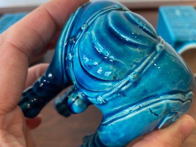 Une paire de vases cong en porcelaine de Chine en turquoise monochrome et un brûle-parfum en forme de luduan, 19/20ème — photo 13