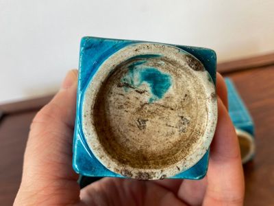 Une paire de vases cong en porcelaine de Chine en turquoise monochrome et un brûle-parfum en forme de luduan, 19/20ème — photo 14