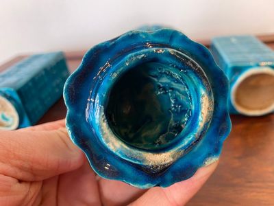 Une paire de vases cong en porcelaine de Chine en turquoise monochrome et un brûle-parfum en forme de luduan, 19/20ème — photo 7