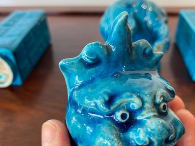 Une paire de vases cong en porcelaine de Chine en turquoise monochrome et un brûle-parfum en forme de luduan, 19/20ème — photo 8