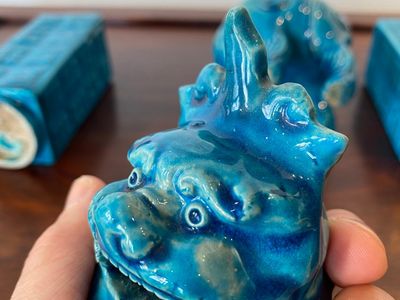 Une paire de vases cong en porcelaine de Chine en turquoise monochrome et un brûle-parfum en forme de luduan, 19/20ème — photo 9