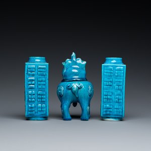 Une paire de vases cong en porcelaine de Chine en turquoise monochrome et un brûle-parfum en forme de luduan, 19/20ème — photo 4