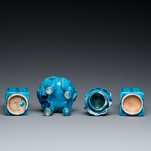Une paire de vases cong en porcelaine de Chine en turquoise monochrome et un brûle-parfum en forme de luduan, 19/20ème — photo 7