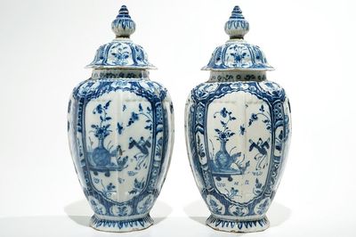 Une paire de vases couvers en faïence de Delft bleu et blanc, 18ème