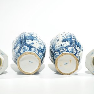 Une paire de vases couvers en faïence de Delft bleu et blanc, 18ème — photo 6