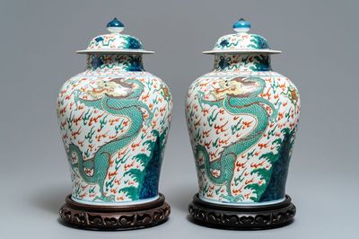 Une paire de vases couverts aux dragons en porcelaine de style wucai, Samson, Paris, 19ème