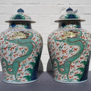 Une paire de vases couverts aux dragons en porcelaine de style wucai, Samson, Paris, 19ème — photo 11
