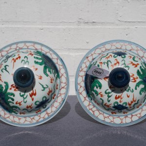 Une paire de vases couverts aux dragons en porcelaine de style wucai, Samson, Paris, 19ème — photo 13