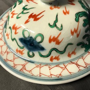 Une paire de vases couverts aux dragons en porcelaine de style wucai, Samson, Paris, 19ème — photo 17